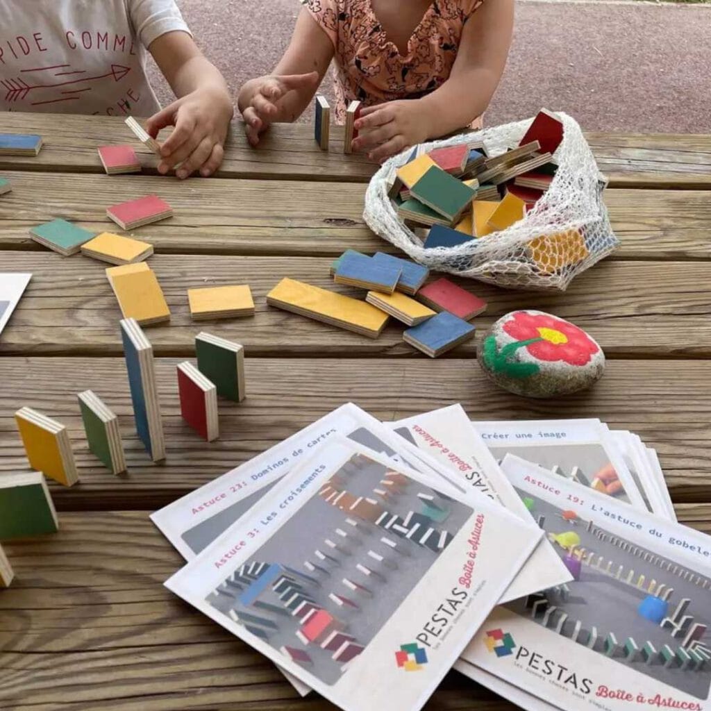 L'envie des enfants joue avec un jeu de construction 1 PESTAS Lenvie des enfants