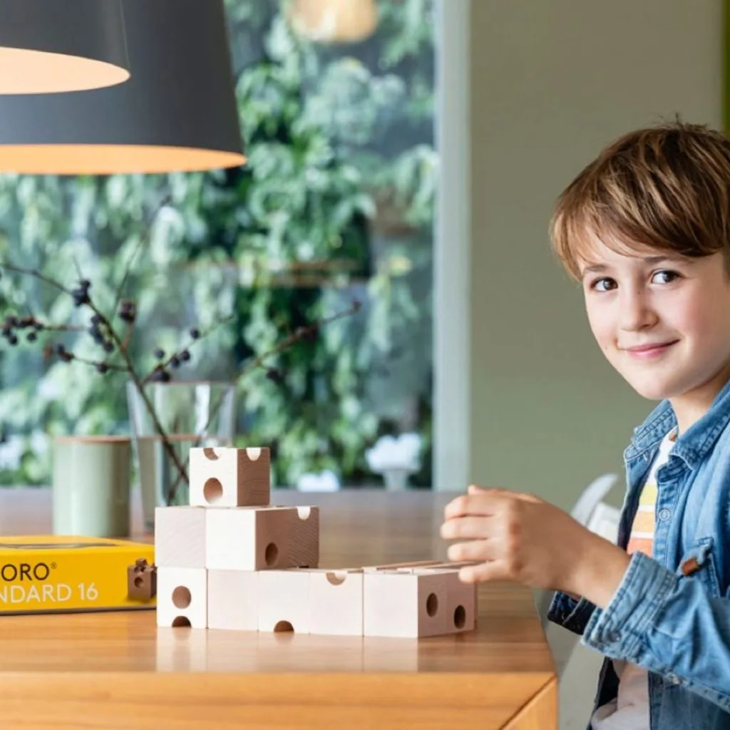 Jeu de construction pédagogique 3 Cuboro Garcon joue