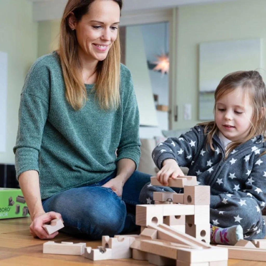 Jeu de construction pédagogique 4 Cuboro Maman joue avec sa fille