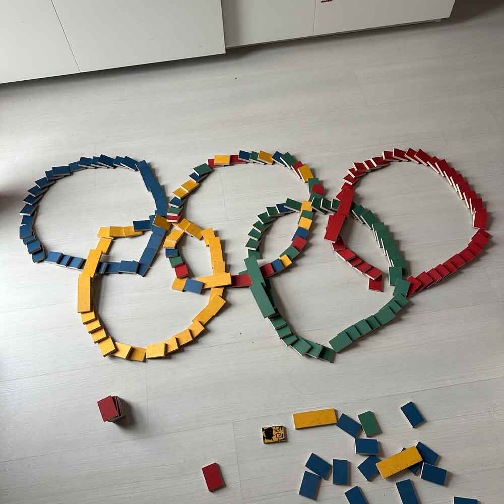 Construction des anneaux olympiques avec les dominos PESTAS 11 PESTAS Olympique