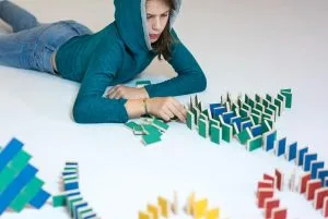 Enfants jouant avec un circuit de dominos en bois PESTAS