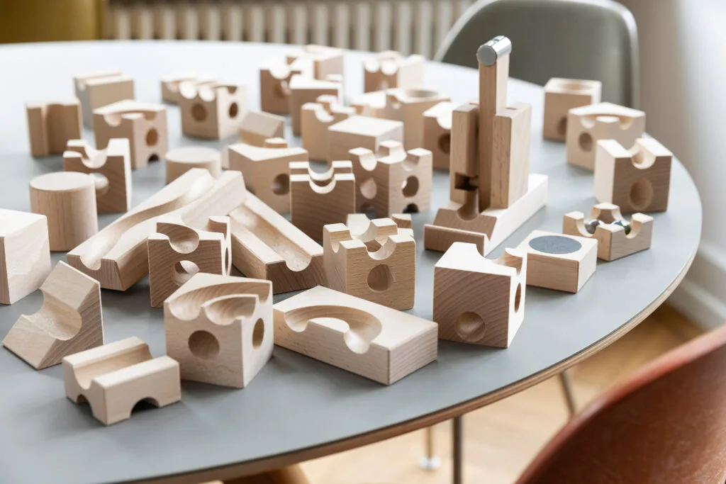 Histoire des toboggans à billes : un jeu intemporel qui passionne toujours 2 Jeux de construction en bois.