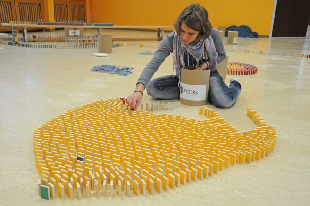 Circuit domino enfant : le jeu qui fait grandir en s’amusant 4 Pestas 2